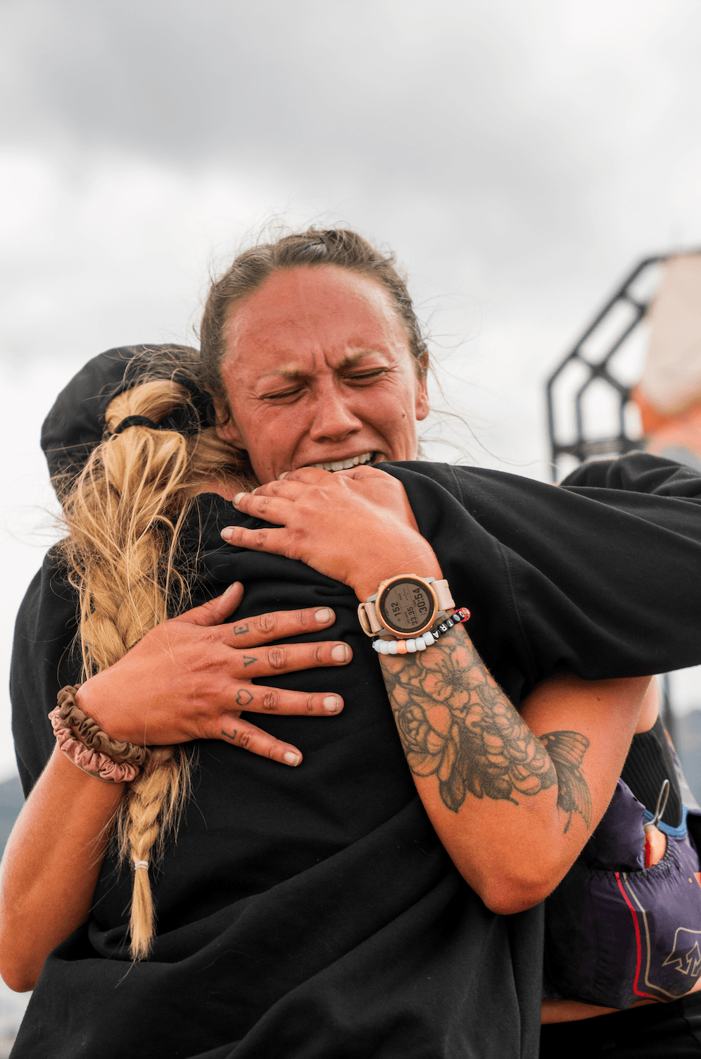 A runner breaks down in her crew's arms after 152 miles